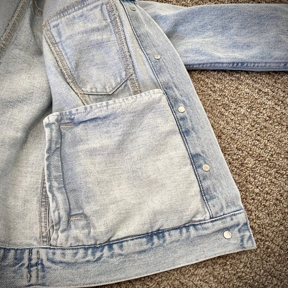 Gap 1969 Icon Light Wash Denim Jacket in Reagan Wash - Picture 9 of 13